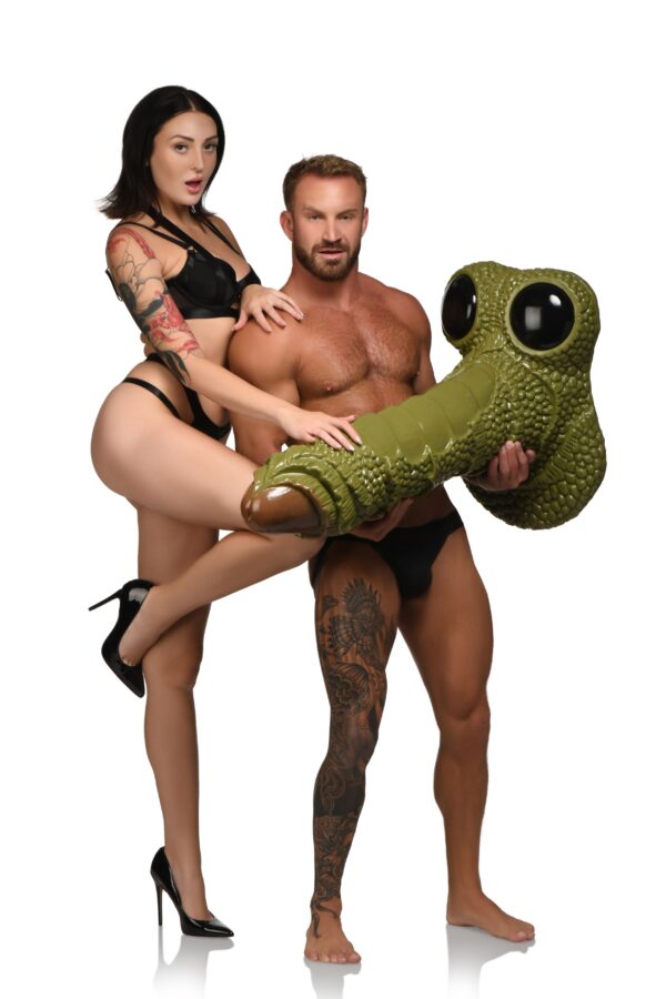XR Brands - Reusachtig Geschubd Moerasmonster Dildo - Groen - Afbeelding 11